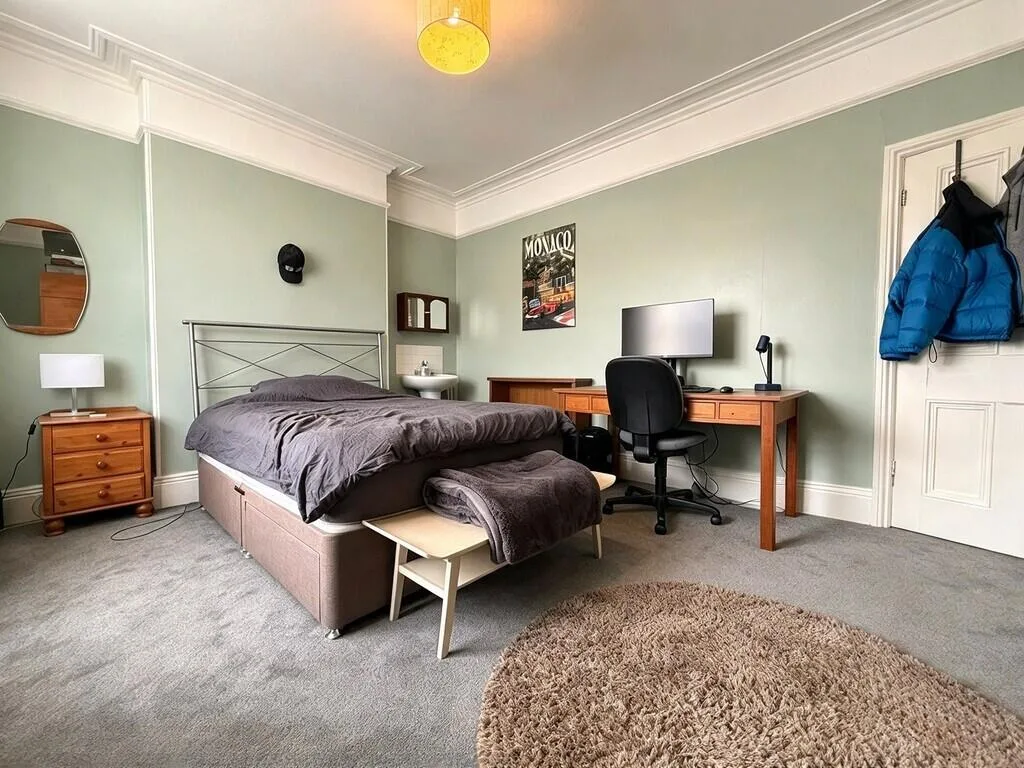 4 bedroom end of terrace house for rent