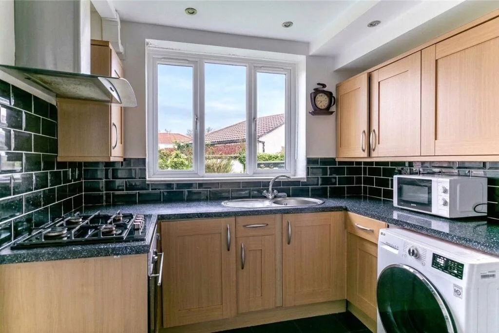 6 bedroom detached house for rent