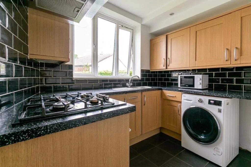 6 bedroom detached house for rent