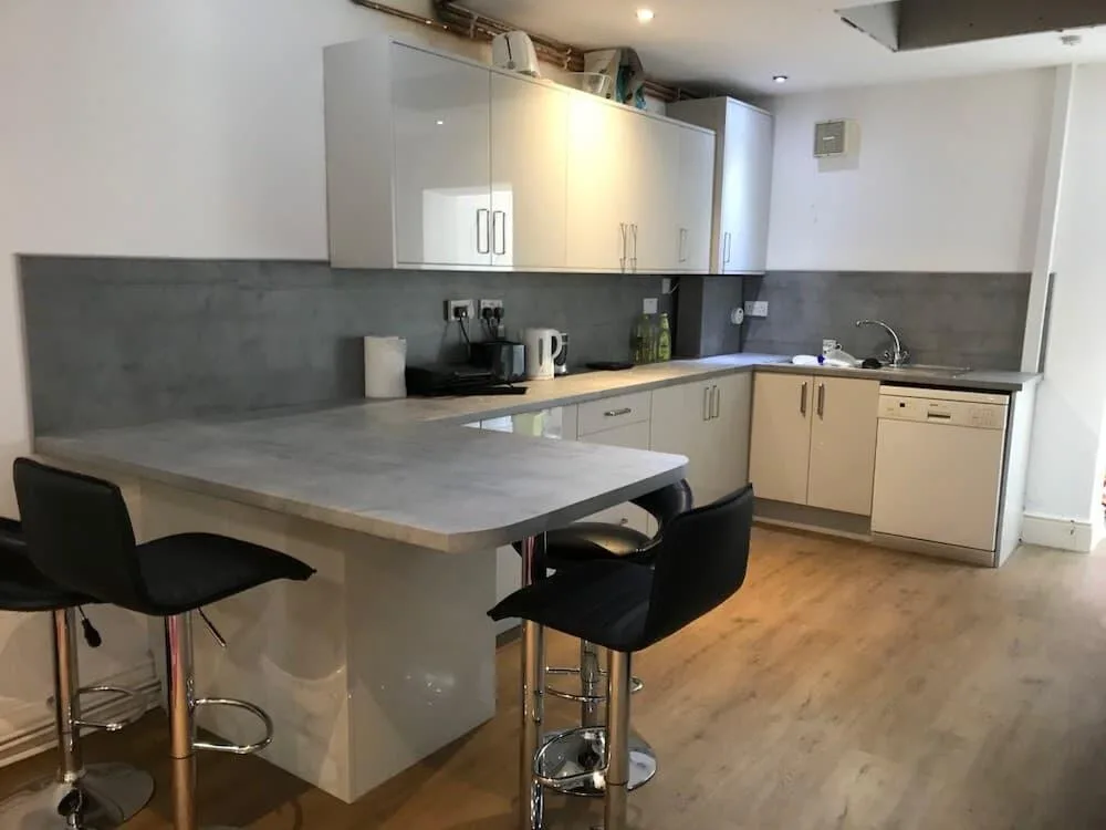6 bedroom house for rent