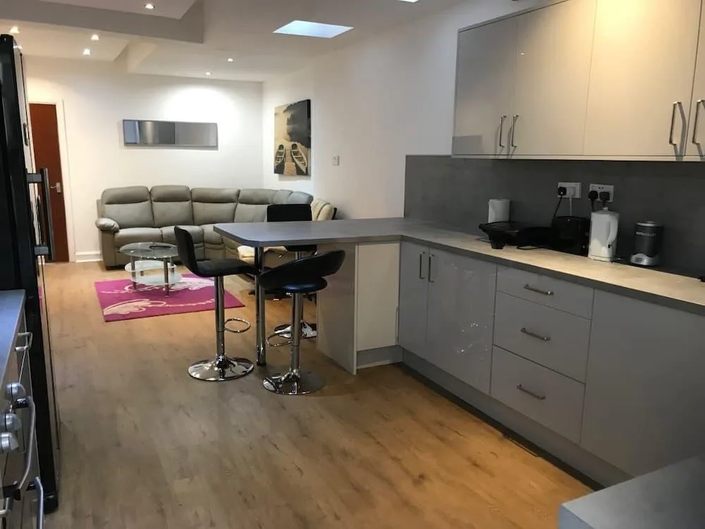 6 bedroom house for rent