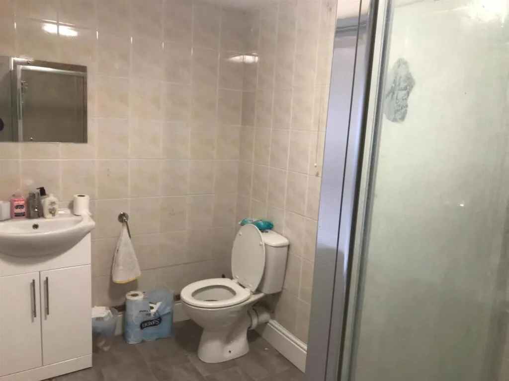6 bedroom semi-detached house for rent