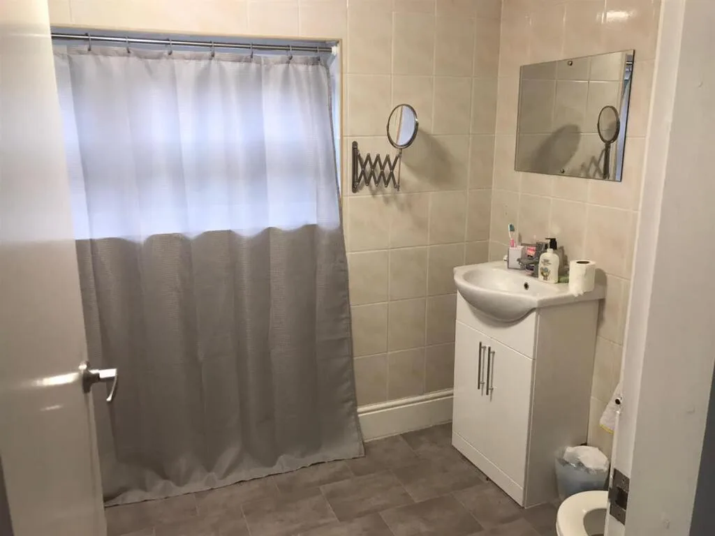 6 bedroom semi-detached house for rent