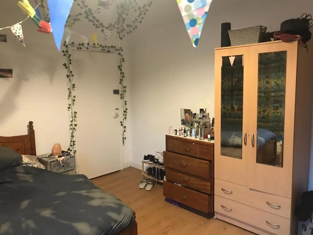 6 bedroom semi-detached house for rent