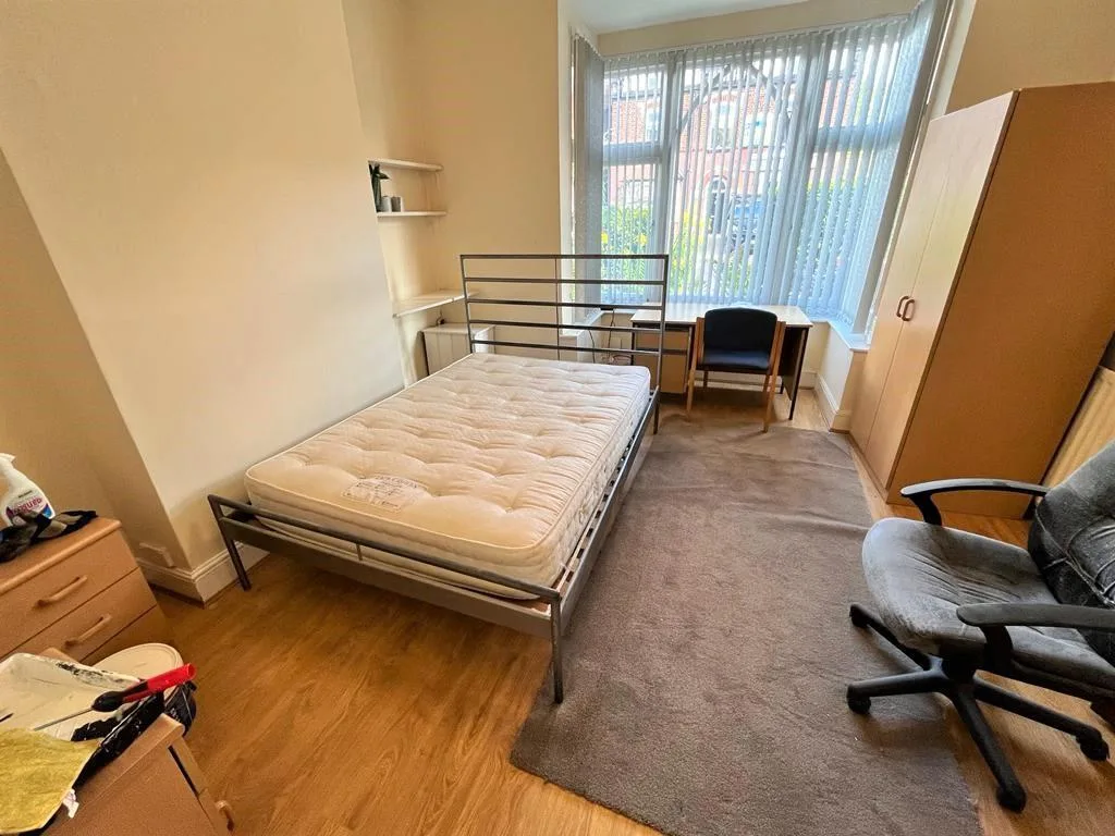 6 bedroom semi-detached house for rent
