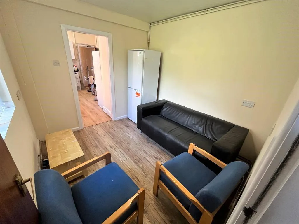 6 bedroom semi-detached house for rent