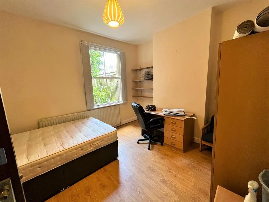 6 bedroom semi-detached house for rent