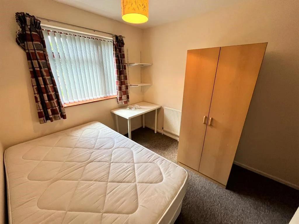 6 bedroom semi-detached house for rent