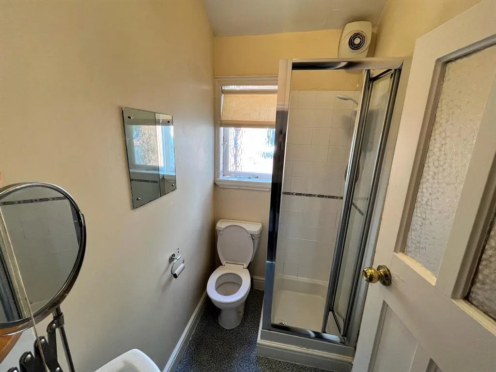 6 bedroom semi-detached house for rent