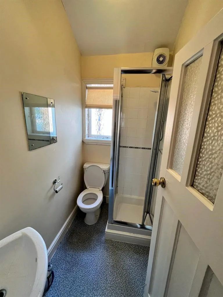 6 bedroom semi-detached house for rent