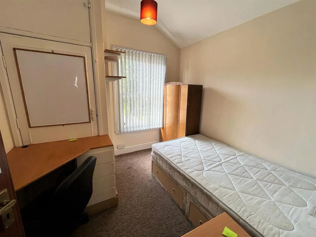 6 bedroom semi-detached house for rent