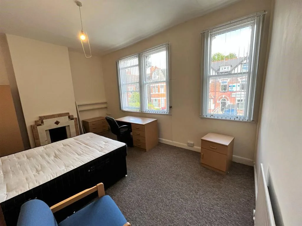 6 bedroom semi-detached house for rent