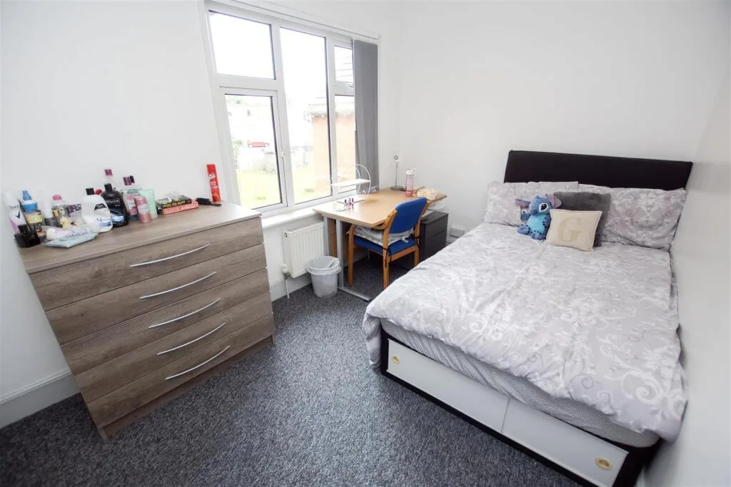 6 bedroom house for rent