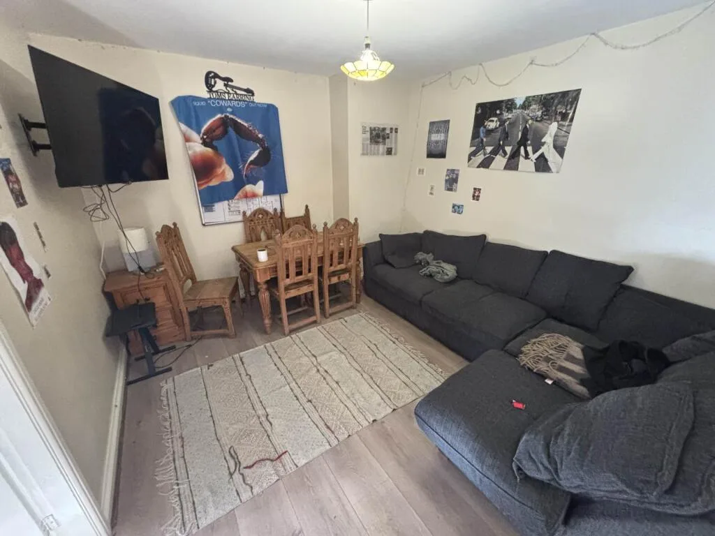 6 bedroom semi-detached house for rent