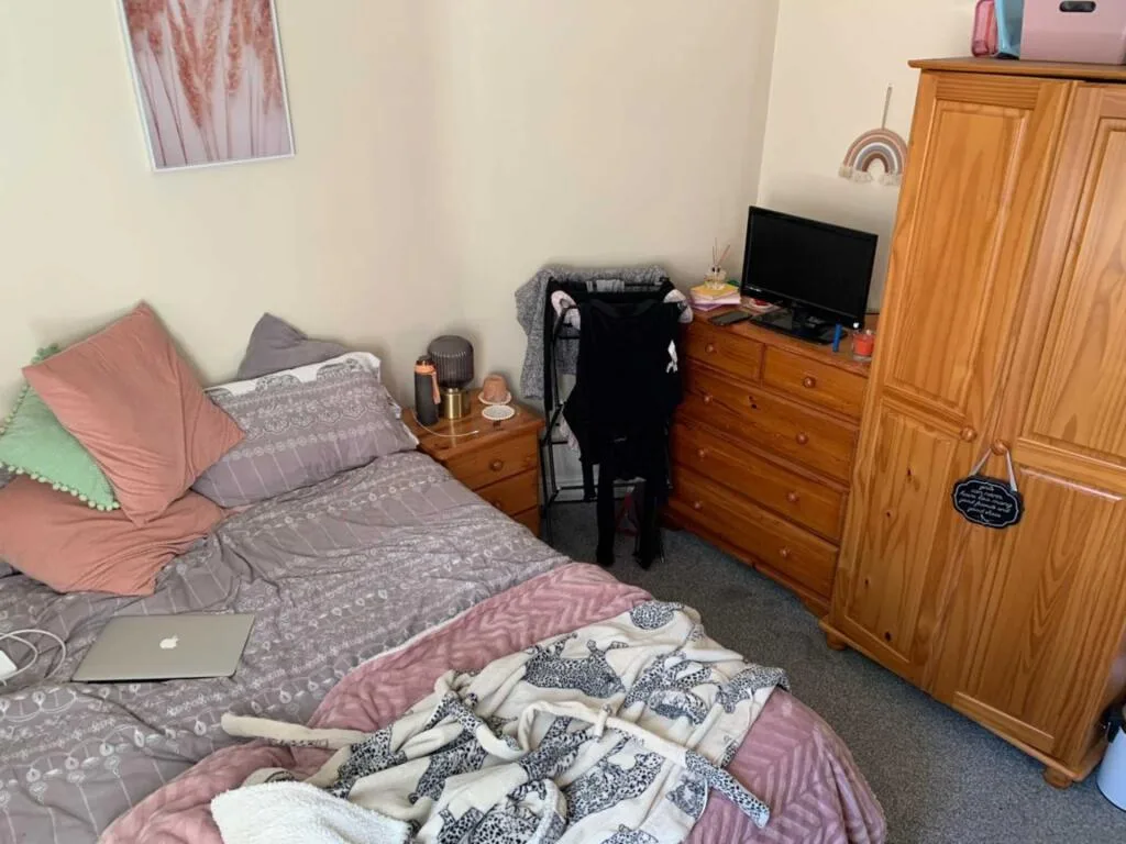 6 bedroom semi-detached house for rent