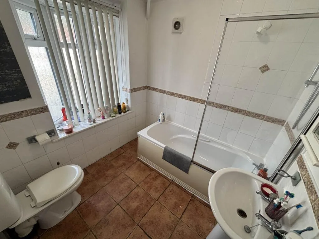 6 bedroom semi-detached house for rent