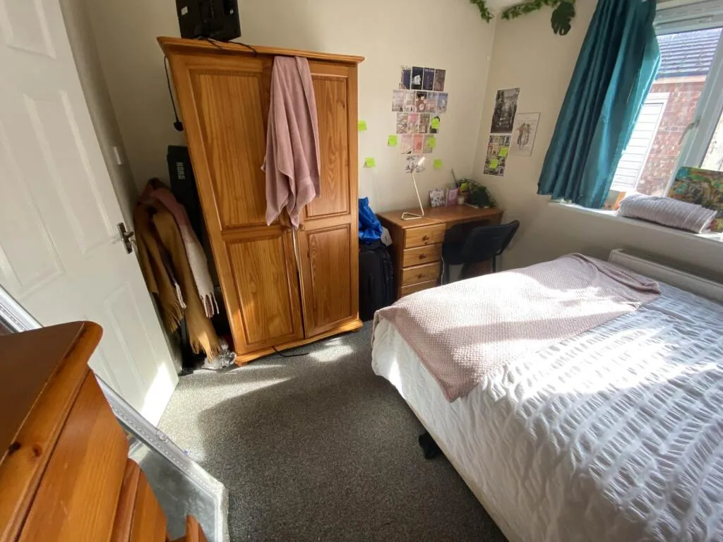 6 bedroom semi-detached house for rent