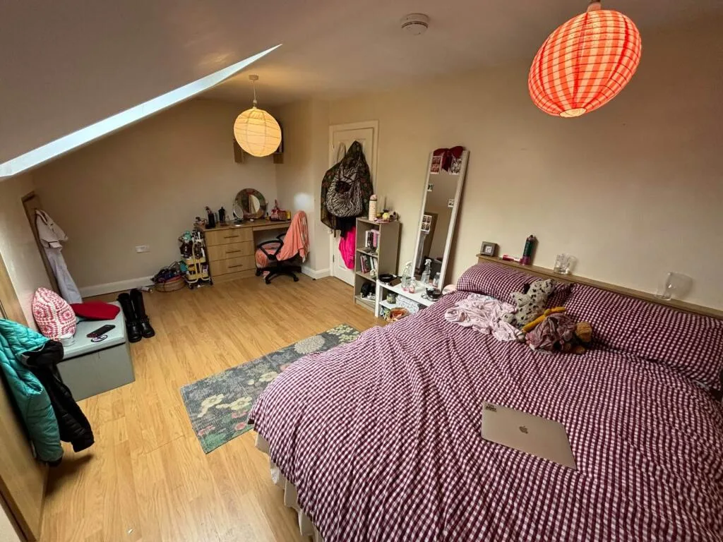 5 bedroom semi-detached house for rent