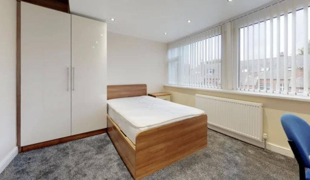 8 bedroom semi-detached house for rent