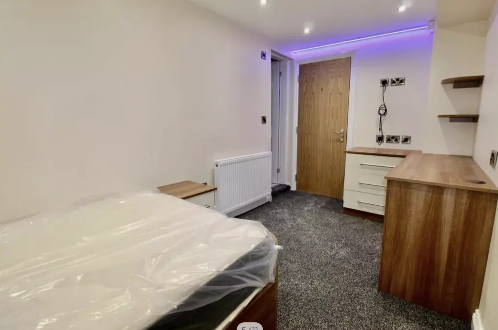 8 bedroom semi-detached house for rent