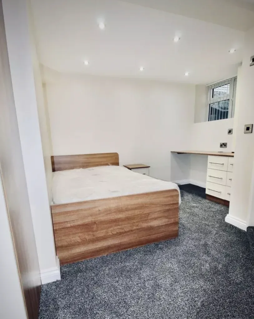 8 bedroom semi-detached house for rent