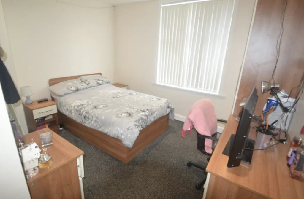 8 bedroom semi-detached house for rent