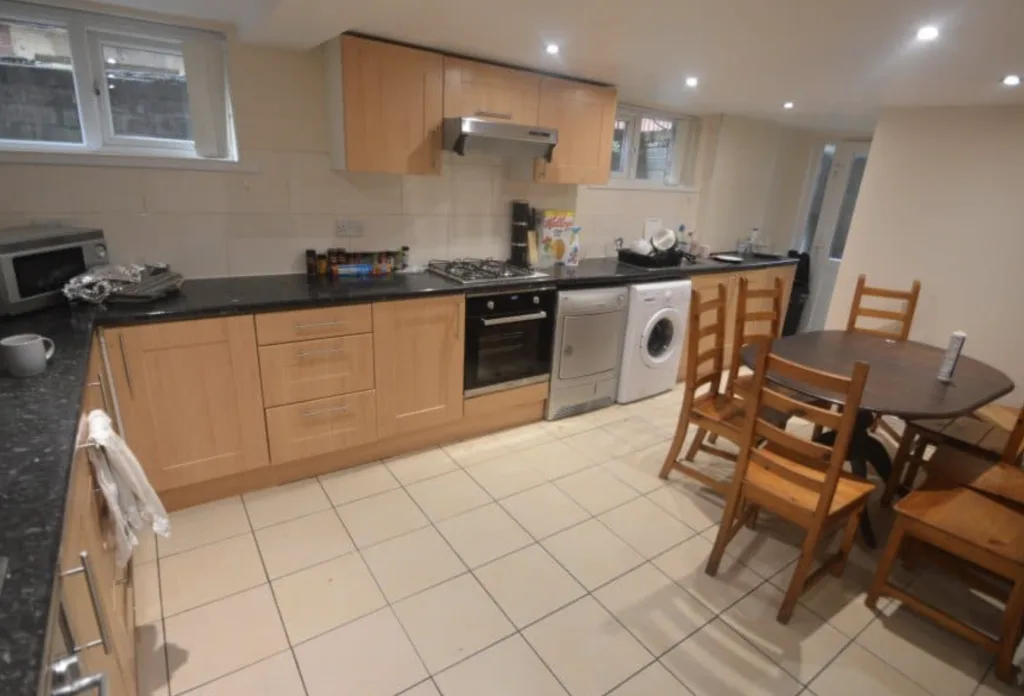 8 bedroom semi-detached house for rent