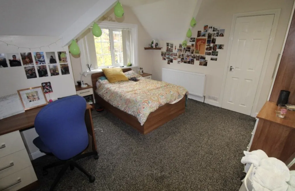 8 bedroom semi-detached house for rent