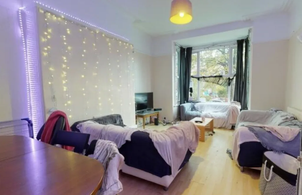 8 bedroom semi-detached house for rent