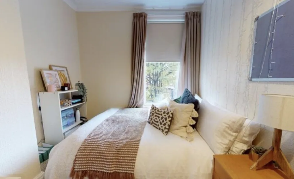 8 bedroom semi-detached house for rent