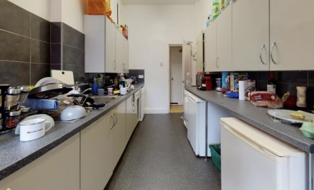 8 bedroom semi-detached house for rent