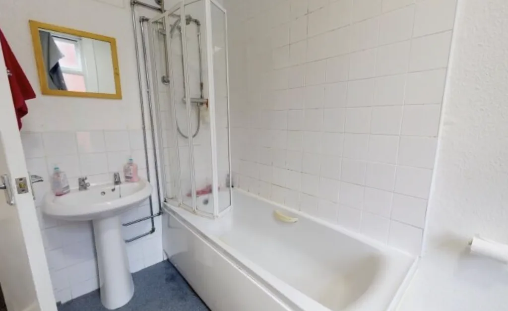 8 bedroom semi-detached house for rent