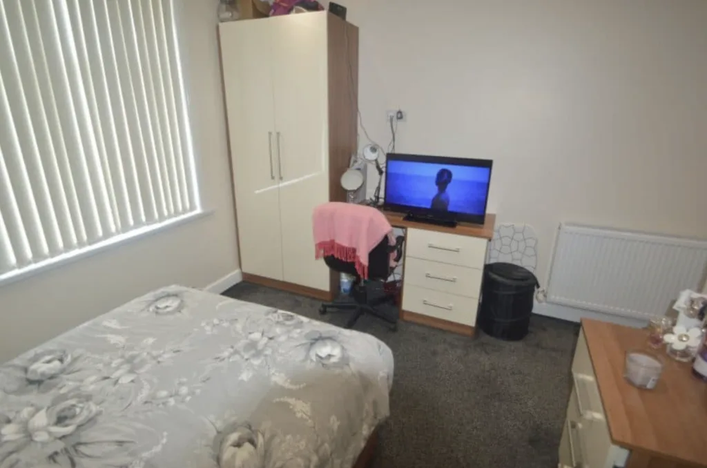 8 bedroom semi-detached house for rent