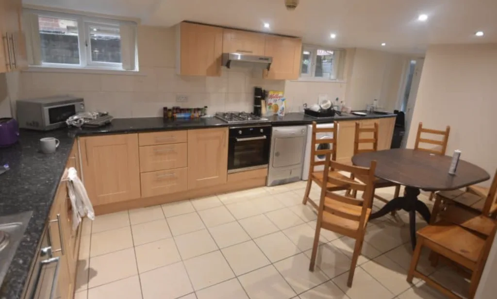 8 bedroom semi-detached house for rent