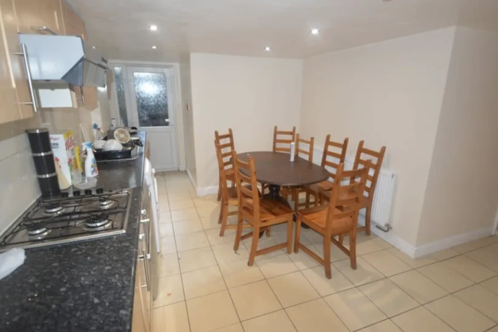 8 bedroom semi-detached house for rent