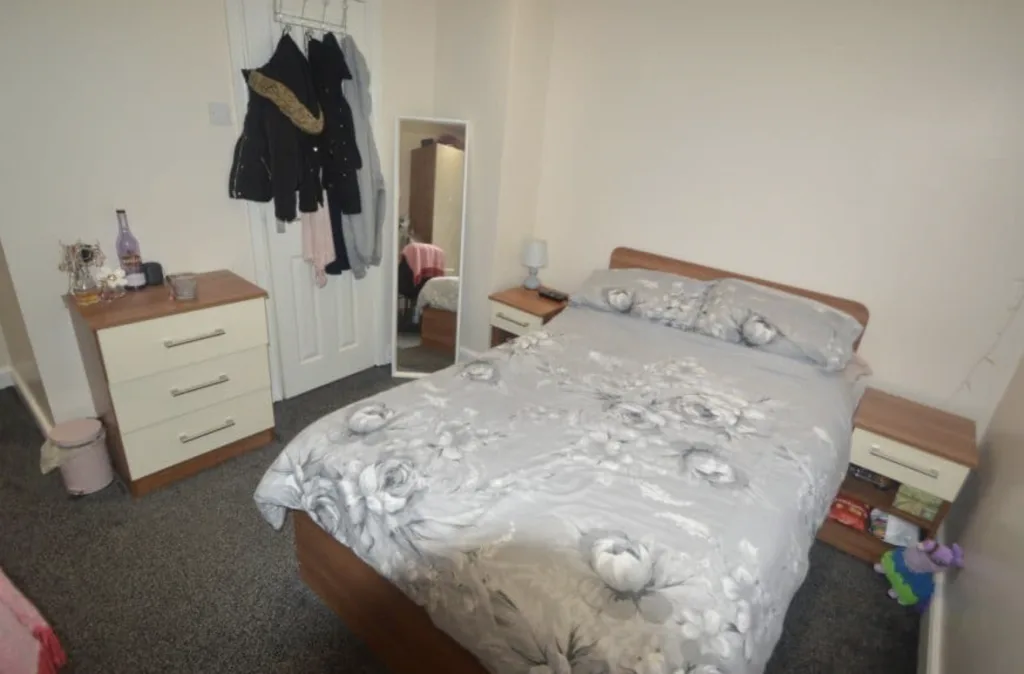 8 bedroom semi-detached house for rent