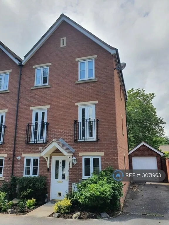 4 bedroom semi-detached house for rent