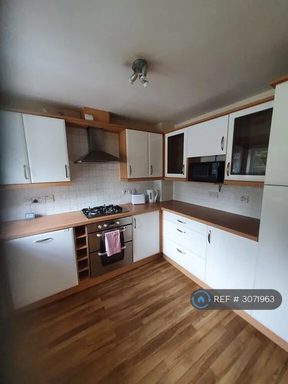 4 bedroom semi-detached house for rent