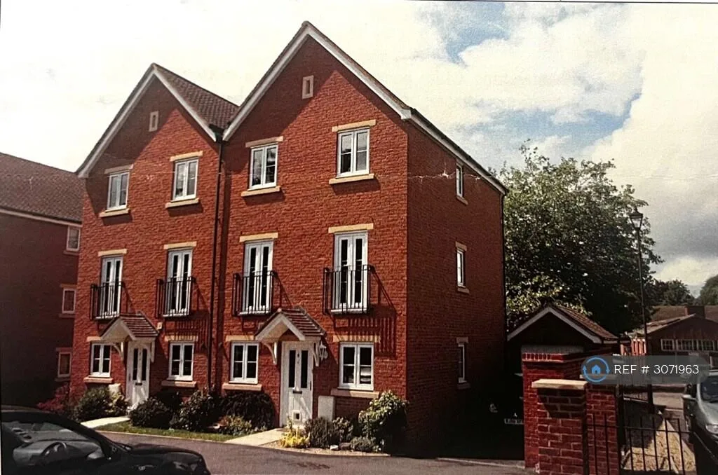 4 bedroom semi-detached house for rent