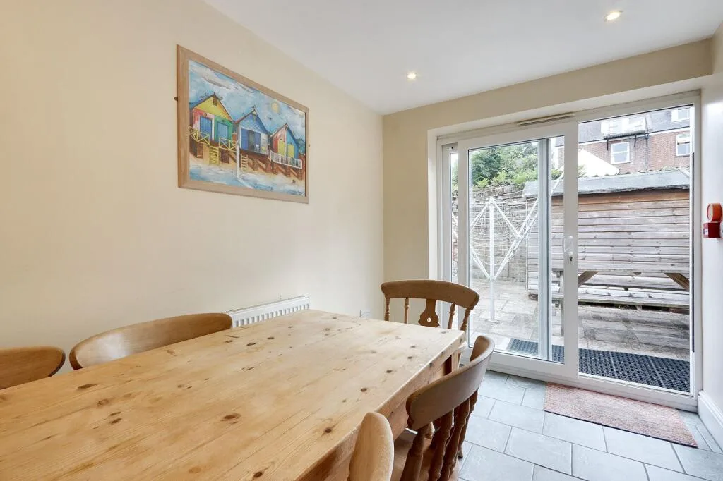 5 bedroom terraced house for rent
