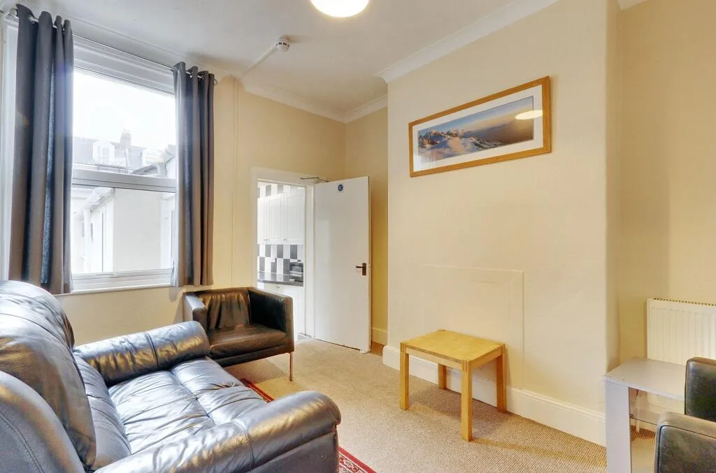 5 bedroom terraced house for rent