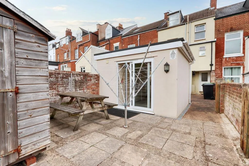 5 bedroom terraced house for rent