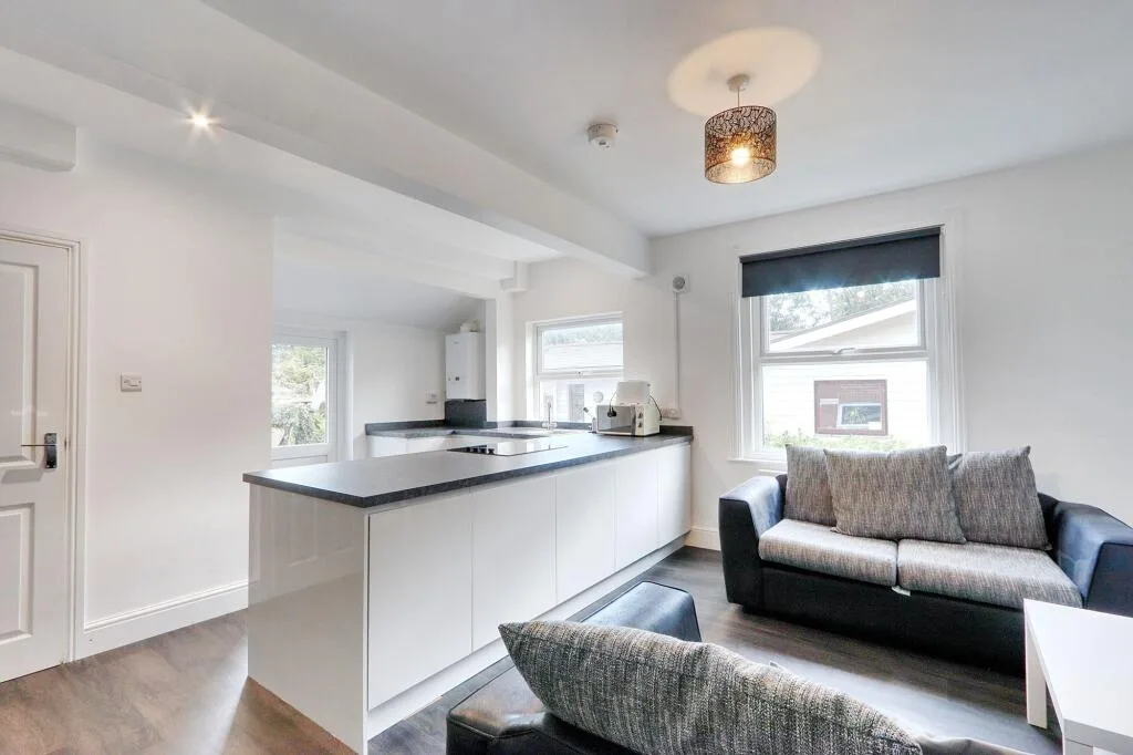 5 bedroom end of terrace house for rent