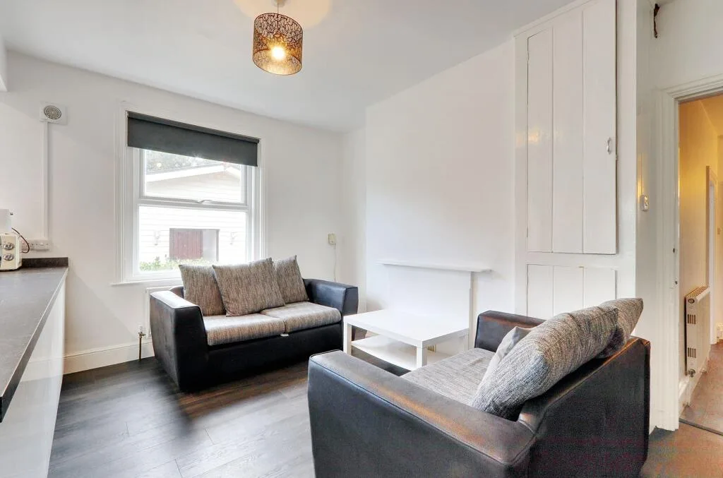 5 bedroom end of terrace house for rent