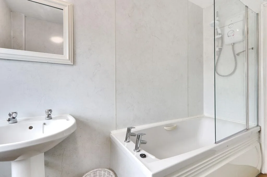 5 bedroom end of terrace house for rent