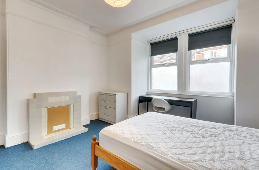 5 bedroom end of terrace house for rent