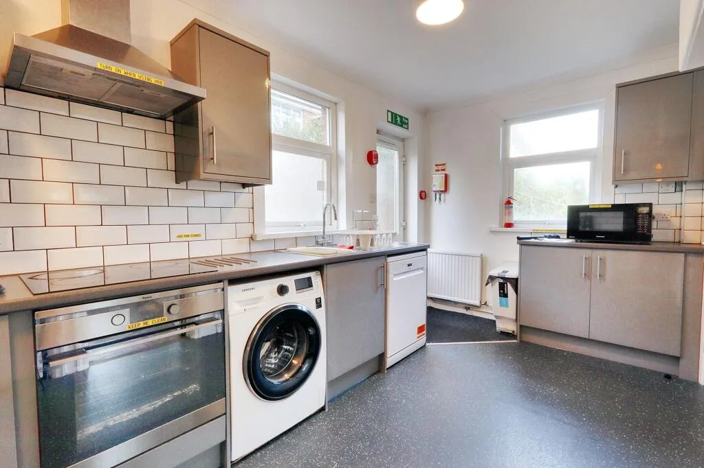 6 bedroom detached house for rent