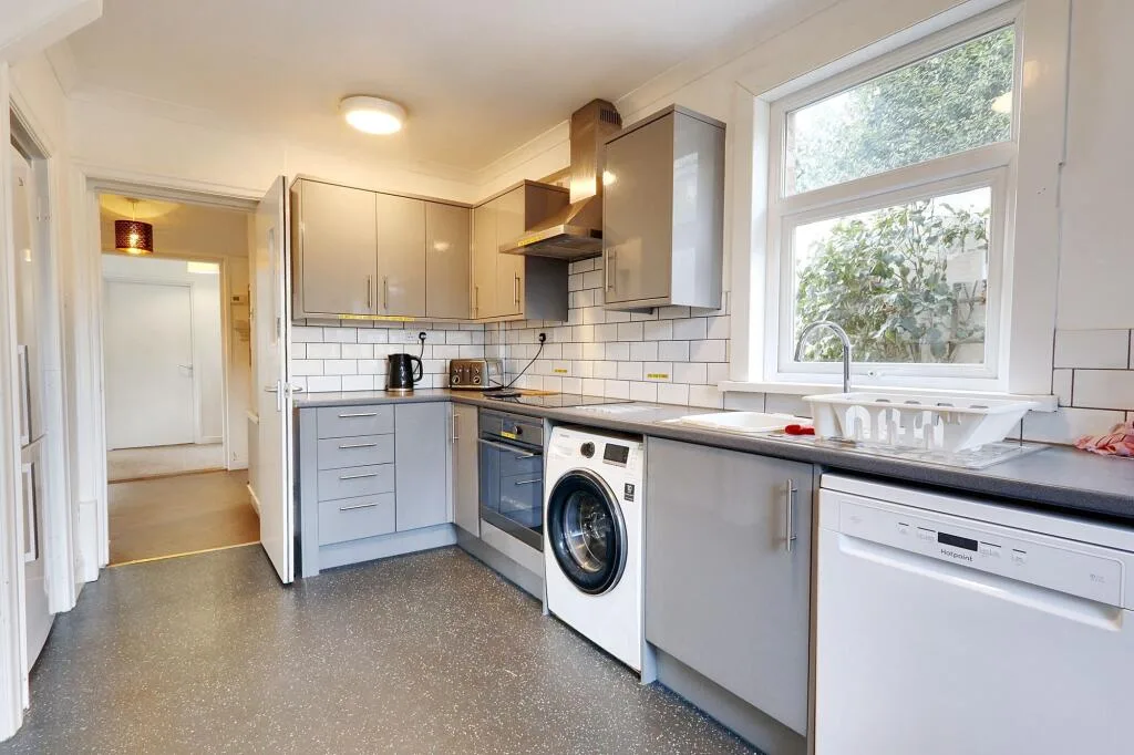 6 bedroom detached house for rent