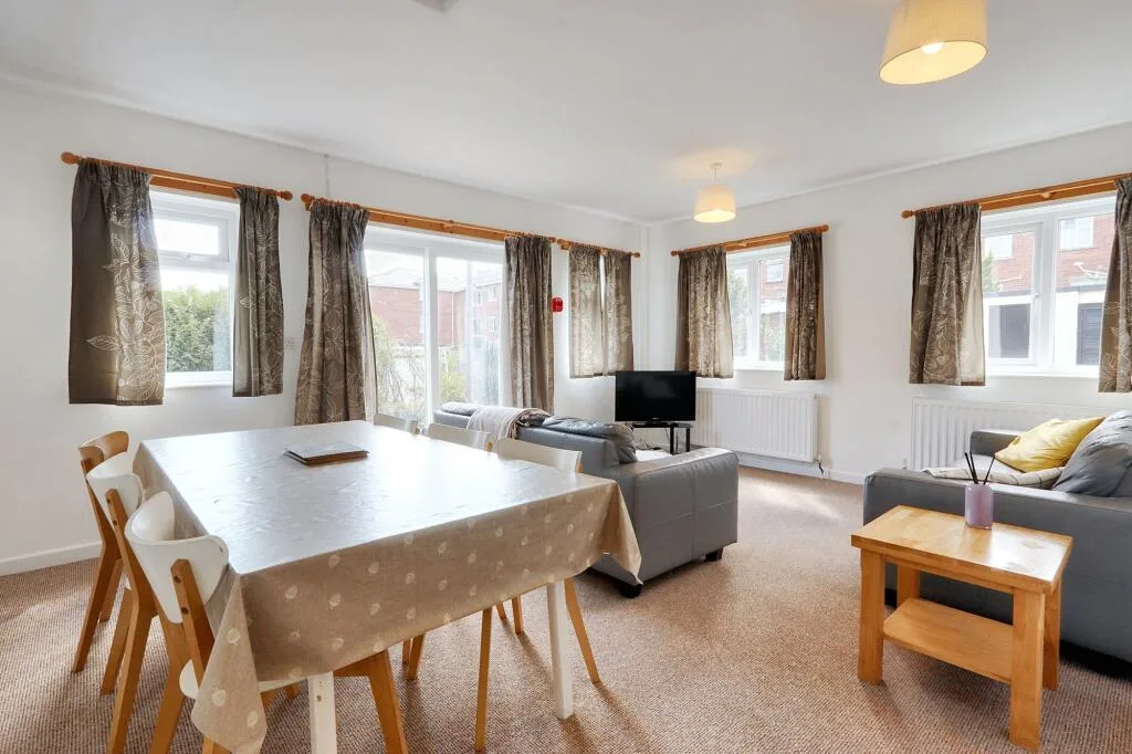 6 bedroom detached house for rent