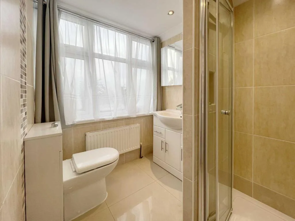 5 bedroom semi-detached house for rent